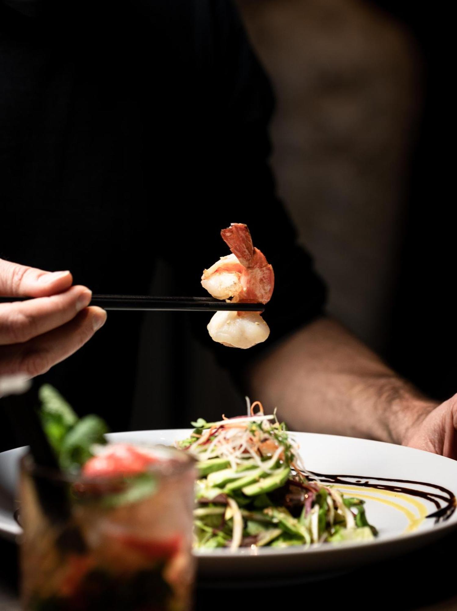 Kpm Hotel & Residences 柏林 外观 照片 Chef preparing a salad
