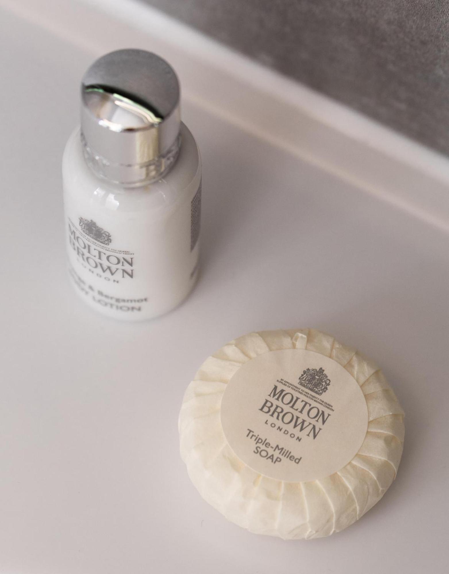 Kpm Hotel & Residences 柏林 外观 照片 Molton Brown soap and body wash